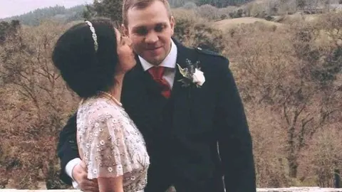 El británico Matthew Hedges el día de su boda, según su perfil de Facebook.