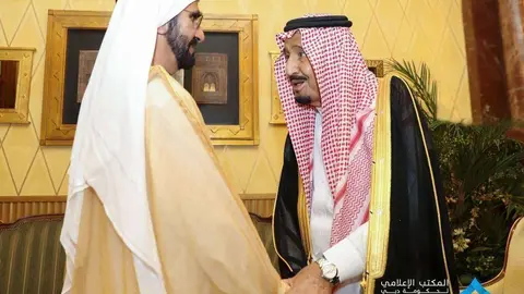El jeque Mohammed bin Rashid Al Maktoum saluda al rey Salman en 2018. (WAM)