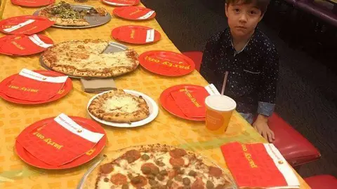 El pequeño Teddy celebró solo su cumpleaños pese a haber invitado a 32 compañeros. (Facebook)