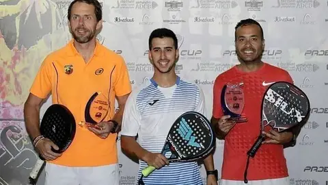 El jugador internacional Álvaro Cepero -en el centro-, junto a Raúl Cuesta en las instalaciones del Abu Dhabi Country Club. (Cedida)