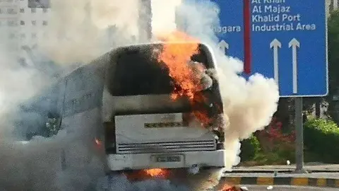 Autobús incendiado en Sharjah. (The National)