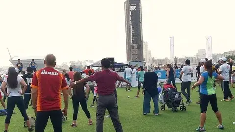Residentes en Festival City de Dubai. (EL CORREO)