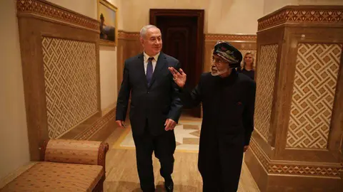 Benjamín Netanyahu, primer ministro de Israel y el sultán de Omán, Qaboos bin Said. ( GPO: vía Facebook)