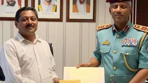 El indio recibió un regalo de la Policía de Sharjah.