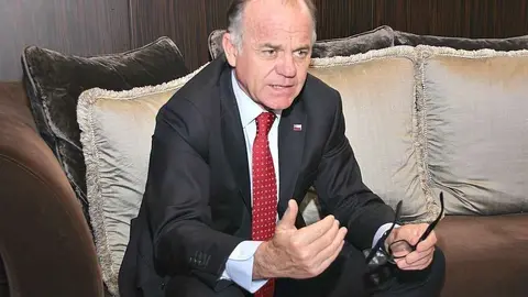 Antonio Walker, ministro de Agricultura de Chile, durante la entrevista en el Capital Club de Dubai. (EL CORREO)