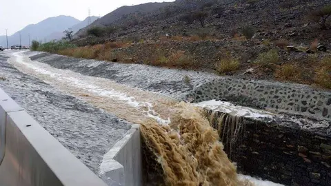 Una imagen de las corrientes de agua de lluvia en Emiratos Árabes. (WAM)