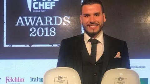 El chef peruano Roberto Seguro con los premios recibidos este lunes.