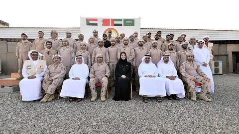 Foto de familia de la visita de la ministra de Cooperación Internacional al cuartel de EAU en Adén.