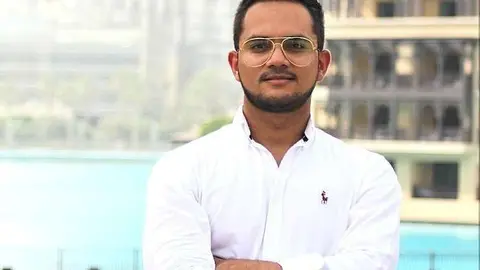 El colombiano Kevin Doria, en Business Bays, zona de Dubai donde ejerce su profesión de diseñador industrial. (Cedida)