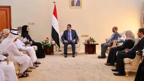 La ministra de Estado de Cooperación Internacional de EAU durante el encuentro con el primer ministro de Yemen en Adén. (WAM)