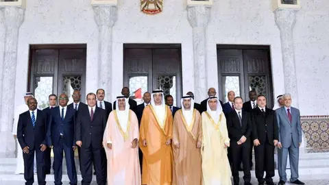 Los nuevos jueces emiratíes, junto a Sheikh Mansour bin Zayed. (WAM)