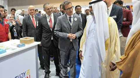 El jeque Nahyan bin Mubarak Al Nahyan junto al embajador Antonio Álvarez en el pabellón de España. (Marta del Olmo / EL CORREO)