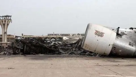 El antiguo avión de Aerolíneas Argentinas bombardeado en el aeropuerto de Adén. 