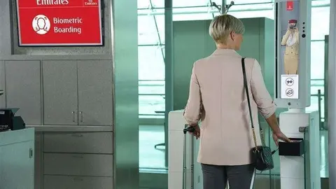 Una pasajera utiliza la "Ruta Biométrica" en la Terminal 3 del Aeropuerto de Dubai. (WAM)