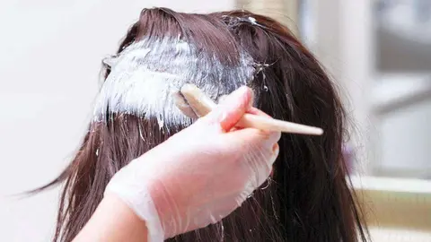 Aplicación de un tinte para el cabello.