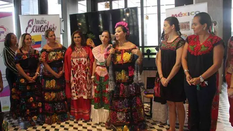 La artista mexicana Myriam Krusiher se dirige a las asistentes durante la celebración cultural de octubre.