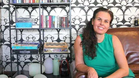 La madrileña Isabel Galiardo, residente en Emiratos Árabes Unidos desde hace cinco años, ha creado en Dubai ‘The Inner Bridge’. (EC)