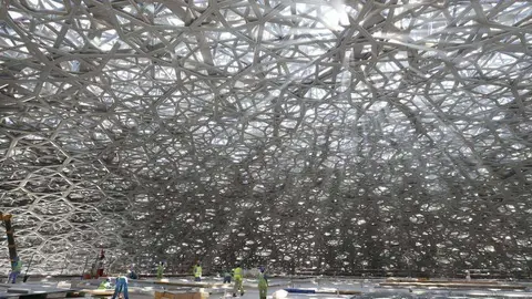 Una imagen de la cúpula del Museo del Louvre de Abu Dhabi.