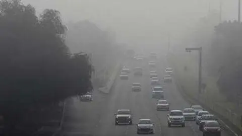 Niebla en una avenida de Emiratos