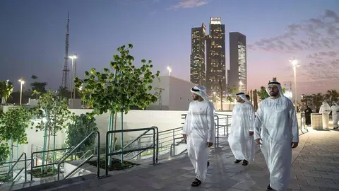 Sheikh Mohammed bin Zayed, durante su recorrido por el desarrollo urbanístico de Al' Bahar. (WAM)