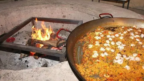 Una paella elaborada al fuego de leña en el Seville's. (EL CORREO)