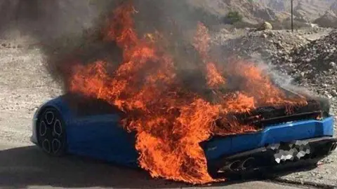 El fuego comenzó en el motor del automóvil.
