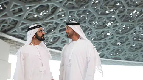 El jeque de Dubai y vicepresidente de Emiratos Árabes -izquierda- junto al príncipe heredero de Abu Dhabi, en el Louvre. (WAM)