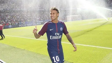 Neymar, durante su presentación ante la afición como nuevo jugador del PSG. (Paris Saint Germain, Facebook)