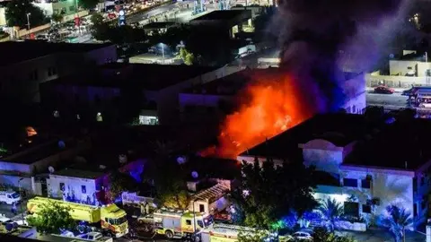 Una imagen de la vivienda en Sharjah en llamas.