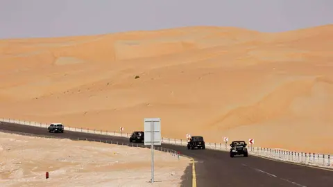 Coches regresan circulan por la carretera de la duna Moret a Liwa en Abu Dhabi. (EL CORREO)