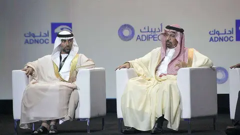 Los ministros de Energía de Emiratos Árabes -izquierda- y de Arabia Saudita, en un panel de ADIPEC 2018. (EL CORREO)