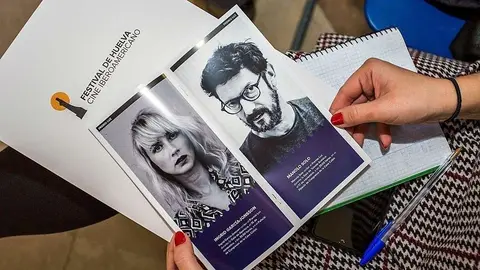 Asistente a la presentación del 44 Festival de Cine Iberoamericano muestra un díptico en la que aparecen Ingrid García Jonsson y Manolo Solo, distinguidos con los Premios Luz. (Cedida)