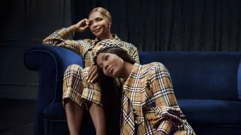 Naomi Campbel junto a su madre en la campaña de Burberry.
