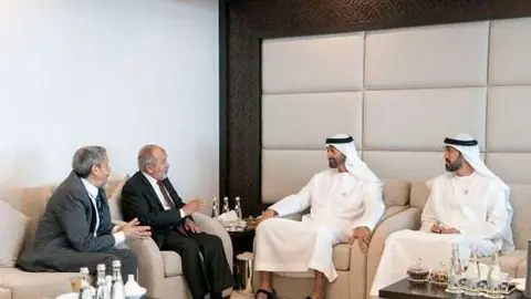 El príncipe heredero de Abu Dhabi junto a los líderes yemeníes.