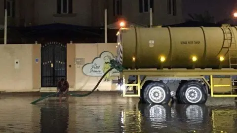 Trabajadores municipales drenan las calles inundadas de Qatar. (Twitter)