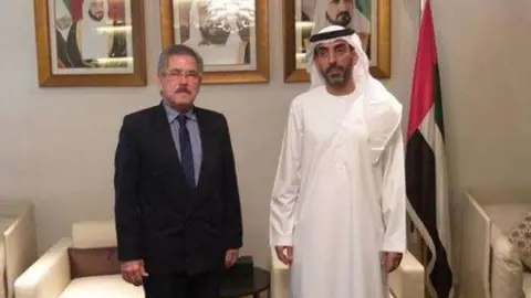 El representante del Ministerio de Exteriores de EAU junto al jefe de misión cubana en Abu Dhabi.