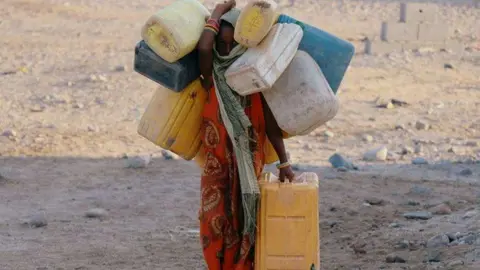 En la imagen de Reuters, un niño en Adén, al sur de Yemen.