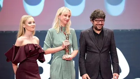 La actriz española Ingrid García-Jonsson recibe el premio Luz en la 44 edición del Festival de Cine Iberoamericano. (Cedida)