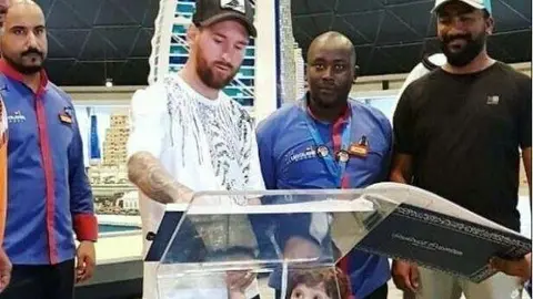 El futbolista argentino en los parques temáticos de Dubai.