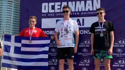 Miguel Bou en el centro del podio en Dubai.