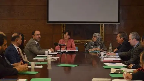 En el centro la embajadora de EAU en Madrid junto con los ponentes.