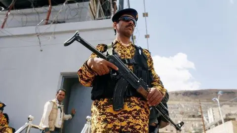 En la imagen de Reuters, un soldado yemení.