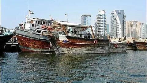 Barcos en el Creek de Dubai que realizan viajes comerciales a Irán. (EL CORREO)