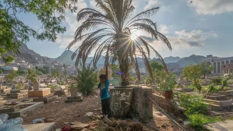 Un niño yemení en el cementerio de Adén.