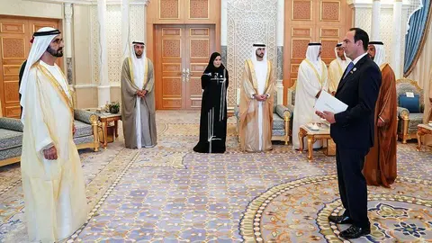 El jeque Mohammed bin Rashid Al Maktoum recibe en el Palacio Presidencial de Abu Dhabi las cartas credenciales del nuevo embajador de Chile en Emiratos Árabes , Jorge Daccarett. (WAM)