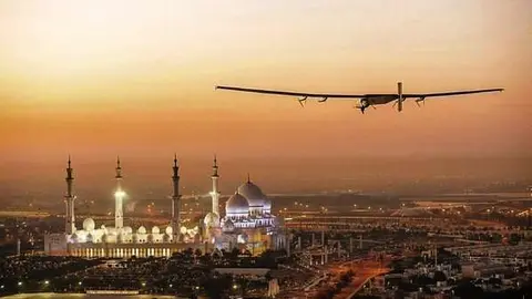 Abu Dhabi está apostando por las energías renovables. En la imagen, el avión Solar Impulse, que partió y llegó a la capital de Emiratos Árabes en su vuelta al mundo, sobre la Gran Mezquita Zayed de Abu Dhabi.