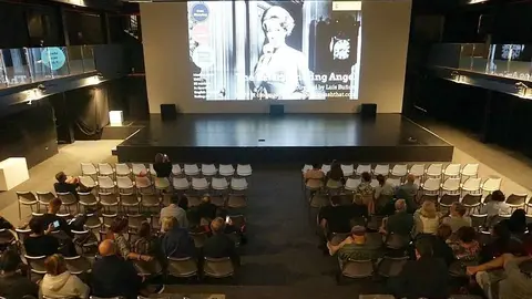 Proyección de 'El ángel exterminador' en el Centro Cultural Manarat Al Saadiyat de Abu Dhabi. (Marta del Olmo / EL CORREO)