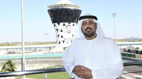 El director ejecutivo del circuito de Fórmula 1 Yas Marina, Al Tareq Al Ameri, con la Torre del Sol al fondo, que ya exhibe el logo del Año Zayed. (WAM)