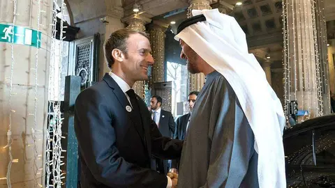 El presidente francés junto al príncipe heredero de Abu Dhabi en París. (WAM)