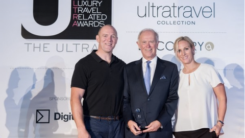 El presidente de Emirates recibe los premios en el hotel Burj Al Arab. (WAM)